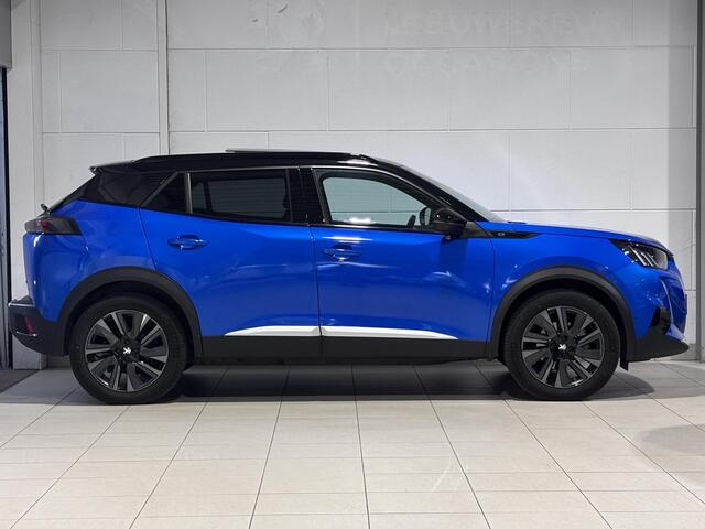 Peugeot e-2008 SUV GT Pack EV 3-FASEN 50kWh 136pk AUTOMAAT SCHUIF/KANTELDAK | ALCANTARA/LEDER | ADAPTIVE CRUISE | SMART KEYLESS ENTRY | STOELVERW. | 18" LM-VELGEN 'EVISSA' | NAVI | CAMERA