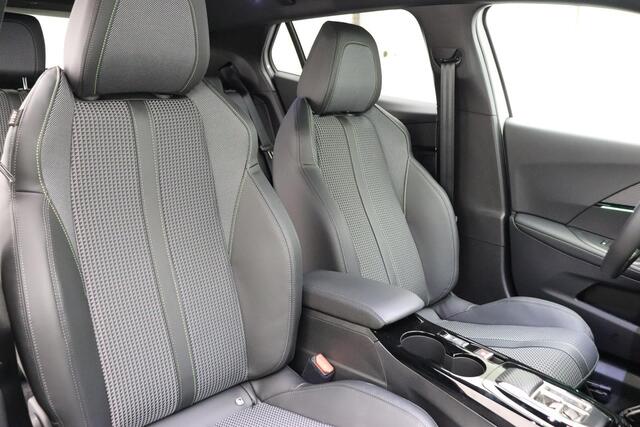 Peugeot e-2008 EV GT 50 kWh 100% Elektrisch | | Cruise control | Climate control | Navigatie | Parkeersensoren | Achteruitrijcamera |