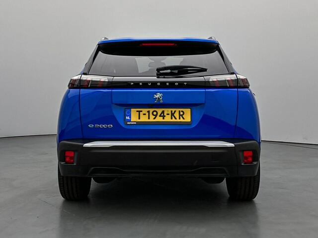 Peugeot e-2008 EV 50 kWh Allure Pack 136pk Automaat | Navigatie | Camera | 3 Fase | Voorstoelen Verwarmd | Stof/Kunstlederen Bekleding