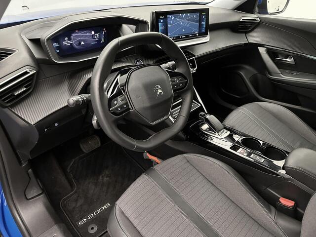Peugeot e-2008 EV 50 kWh Allure Pack 136pk Automaat | Navigatie | Camera | 3 Fase | Voorstoelen Verwarmd | Stof/Kunstlederen Bekleding