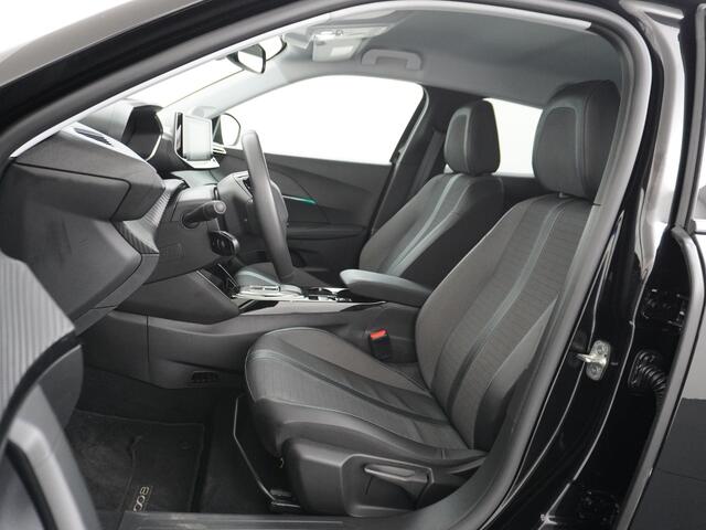 Peugeot e-2008 50kWh EV Allure 3-Fase Apple Carplay Android Auto Cruise control Keyless Led Parkeerhulp Pack Safety Plus Dab Lmv 17" Bluetooth Regensensor Rijstrooksensor Verkeersbord detectie 1e Eigenaar 3 Fase Laden Origineel NLse Auto 38.000 nieuw!