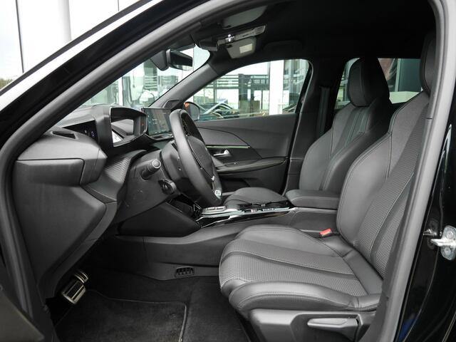 Peugeot e-2008 EV GT 50 kWh | Parkeersensoren voor en achter | Navigatie | Cruise control | Climate control | Led verlichting | Regensensor | Lichtmetalen velgen 17 inch