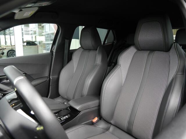 Peugeot e-2008 EV GT 50 kWh | Parkeersensoren voor en achter | Navigatie | Cruise control | Climate control | Led verlichting | Regensensor | Lichtmetalen velgen 17 inch