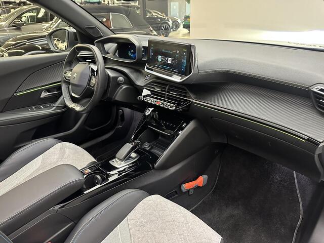 Peugeot e-2008 EV GT 50 kWh | Panodak | Add Cruise | Key Less | Verw Stoelen | Parelmoer Met Lak | 15.000 km