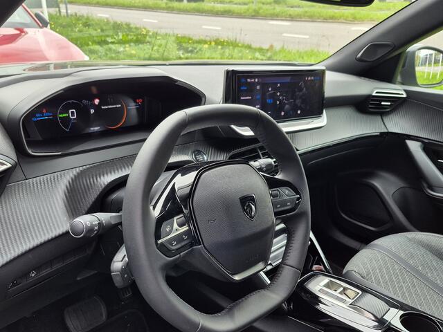 Peugeot e-2008 EV Allure 54 kWh 3-Fase | Nieuw Model | Camera voor en achter | Draadloze Telefoonlader | Navigatie | Luxe Uitvoering !! | Keyless Entry en Start | WORDT VERWACHT !!