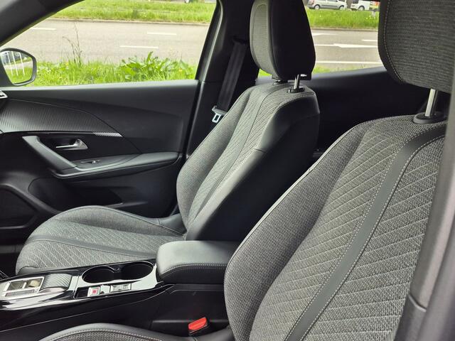 Peugeot e-2008 EV Allure 54 kWh 3-Fase | Nieuw Model | Camera voor en achter | Draadloze Telefoonlader | Navigatie | Luxe Uitvoering !! | Keyless Entry en Start | WORDT VERWACHT !!
