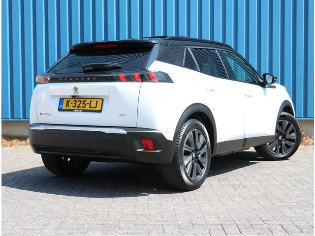 Peugeot e-2008 EV GT 50 kWh 136PK | AUTOMAAT | ACCURAPPORT 93% | AppleCarPlay/AndroidAuto | Cruise Control | Climate Control | Camera | FULL LED | Navigatie | Schuifkanteldak | Two-Tone | Privacy Glass |
