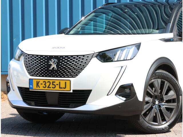 Peugeot e-2008 EV GT 50 kWh 136PK | AUTOMAAT | ACCURAPPORT 93% | AppleCarPlay/AndroidAuto | Cruise Control | Climate Control | Camera | FULL LED | Navigatie | Schuifkanteldak | Two-Tone | Privacy Glass |