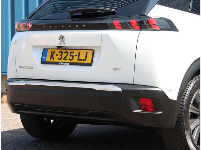 Peugeot e-2008 EV GT 50 kWh 136PK | AUTOMAAT | ACCURAPPORT 93% | AppleCarPlay/AndroidAuto | Cruise Control | Climate Control | Camera | FULL LED | Navigatie | Schuifkanteldak | Two-Tone | Privacy Glass |