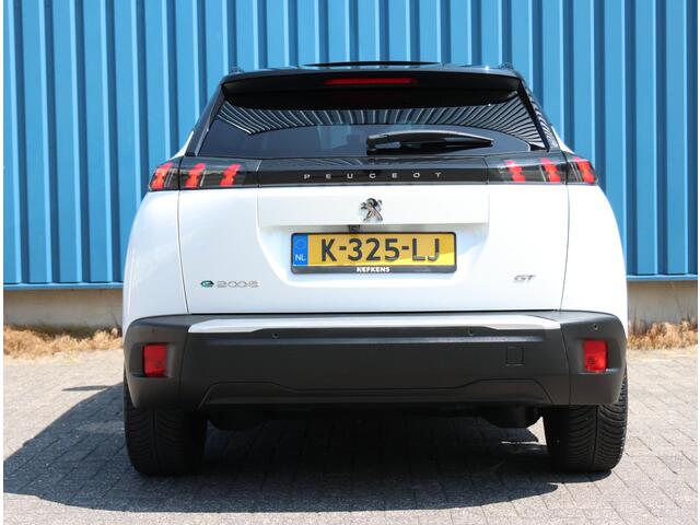 Peugeot e-2008 EV GT 50 kWh 136PK | AUTOMAAT | ACCURAPPORT 93% | AppleCarPlay/AndroidAuto | Cruise Control | Climate Control | Camera | FULL LED | Navigatie | Schuifkanteldak | Two-Tone | Privacy Glass |