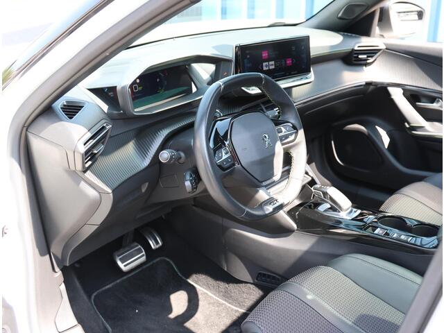 Peugeot e-2008 EV GT 50 kWh 136PK | AUTOMAAT | ACCURAPPORT 93% | AppleCarPlay/AndroidAuto | Cruise Control | Climate Control | Camera | FULL LED | Navigatie | Schuifkanteldak | Two-Tone | Privacy Glass |