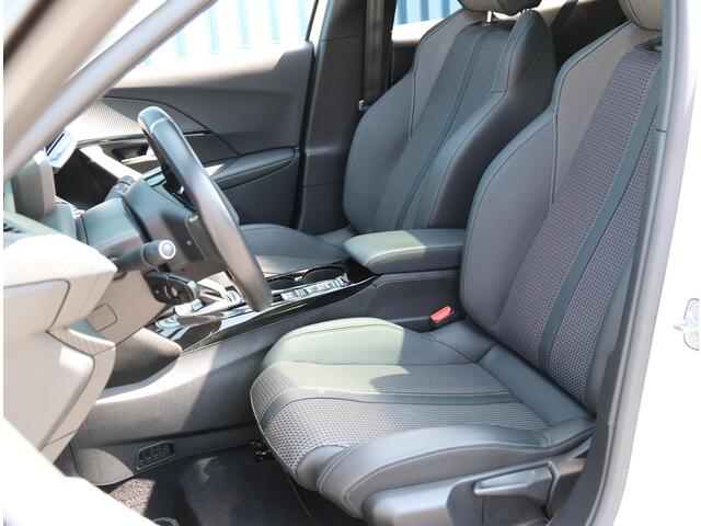 Peugeot e-2008 EV GT 50 kWh 136PK | AUTOMAAT | ACCURAPPORT 93% | AppleCarPlay/AndroidAuto | Cruise Control | Climate Control | Camera | FULL LED | Navigatie | Schuifkanteldak | Two-Tone | Privacy Glass |