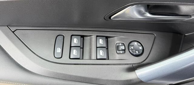 Peugeot e-2008 EV Allure 50 kWh 3D camera, Stoelverwarming