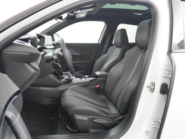 Peugeot e-2008 EV50kWh Panorama-Schuif/kanteldak Allure 3D-Virtual Cockpit Apple Carplay/Android Auto Navi Ecc Cruise Control Pdc 1/2 Leer Draadloos GSM laden Led Regen-Lichtsensor DAB Verkeersbord detectie Zeer compleet! 45.000 nieuw!