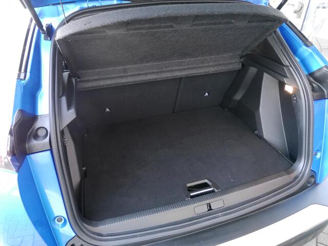 Peugeot e-2008 EV Allure 50 kWh | Stoelverwarming | Lichtmetalen velgen | Parkeersensoren | Cruise control | Climate control | Keyless entry & start | Navigatie | Led