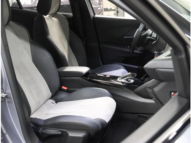 Peugeot e-2008 GT 50kWh 136PK | 1ste eigenaar | 3 FASE | AppleCarplay/Android Auto | Accurapport 91% | Schuifkanteldak | Alcantara/LEER | 18"LMV | Camera | AUTOMAAT | Keyless | Adaptive Cruise Control | Climate Control | Camera | FULL LED | Two-Tone | Sfeerverlichting |