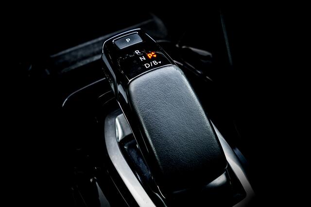 Peugeot e-2008 EV GT Pack 50 kWh | 3 Fase | Adap. Cruise | Carplay | Sportstoelen | Stoelverwarming | LED | Clima