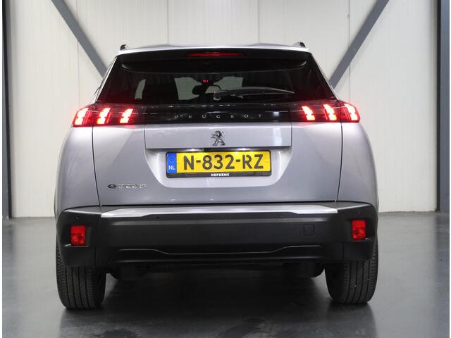Peugeot e-2008 EV Allure Pack 50 kWh 136PK | 1ste eigenaar | 3/FASE | AppleCarplay/Android Auto | 17"LMV | Camera | AUTOMAAT | Keyless | Adaptive Cruise Control | Climate Control | FULL LED | Isofix | Privacy Glass |