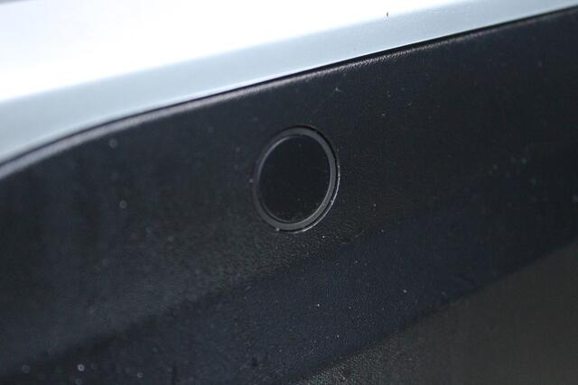 Peugeot e-2008 EV 50 kWh | incl. 12 maanden garantie | Camera | Navi | Cruise | DAB+ | LED | Apple Carplay | Rijstrooksensor | Parkeersensor achter | Regensensor | Origineel NL auto