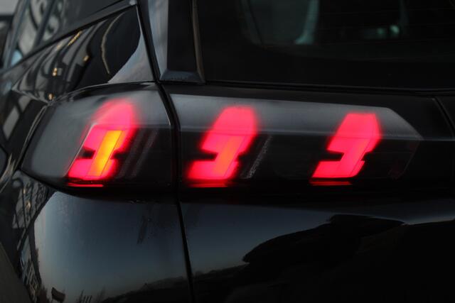 Peugeot e-2008 EV 50 kWh | incl. 12 maanden garantie | Camera | Navi | Cruise | DAB+ | LED | Apple Carplay | Rijstrooksensor | Parkeersensor achter | Regensensor | Origineel NL auto