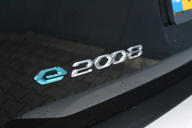 Peugeot e-2008 EV 50 kWh | incl. 12 maanden garantie | Camera | Navi | Cruise | DAB+ | LED | Apple Carplay | Rijstrooksensor | Parkeersensor achter | Regensensor | Origineel NL auto
