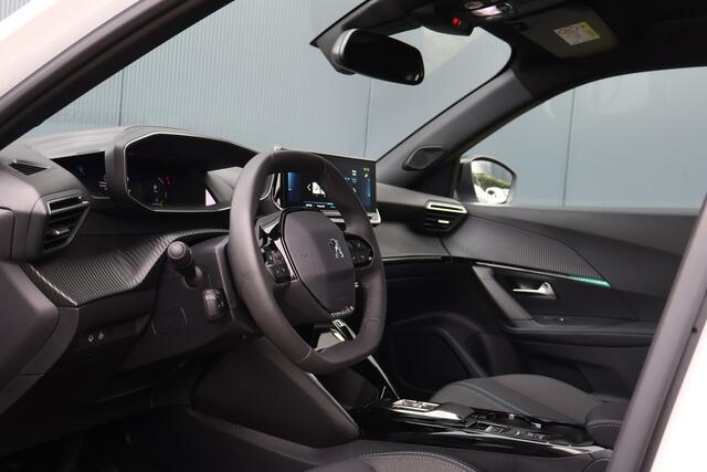 Peugeot e-2008 EV Allure Pack 50 kWh | Nieuwstaat! | 3D I-cockpit | Half Leder | Adaptieve Cruise | Camera | Lichtmetaal | Apple Carplay / Android Auto