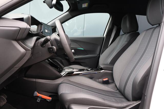 Peugeot e-2008 EV Allure Pack 50 kWh | Nieuwstaat! | 3D I-cockpit | Half Leder | Adaptieve Cruise | Camera | Lichtmetaal | Apple Carplay / Android Auto