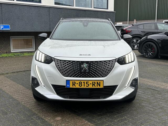 Peugeot e-2008 EV GT Première 3 fase 50 kWh VAN: 18.400,- VOOR: 16.770,- UW EINDEJAARSVOORDEEL: 1.630,- | RIJKLAARPRIJS INCL. 12MND BOVAG GARANTIE | STOELVERWARMING | DODE HOEK EN CAMERA