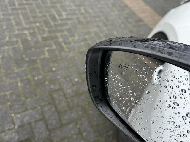 Peugeot e-2008 EV GT Première 3 fase 50 kWh VAN: 18.400,- VOOR: 16.770,- UW EINDEJAARSVOORDEEL: 1.630,- | RIJKLAARPRIJS INCL. 12MND BOVAG GARANTIE | STOELVERWARMING | DODE HOEK EN CAMERA