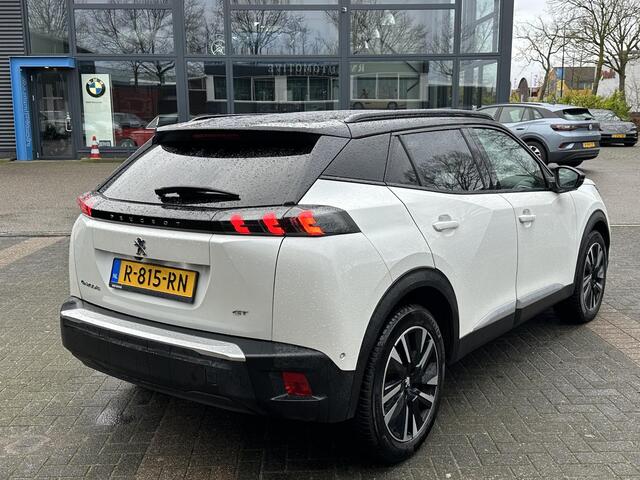 Peugeot e-2008 EV GT Première 3 fase 50 kWh VAN: 18.400,- VOOR: 16.770,- UW EINDEJAARSVOORDEEL: 1.630,- | RIJKLAARPRIJS INCL. 12MND BOVAG GARANTIE | STOELVERWARMING | DODE HOEK EN CAMERA