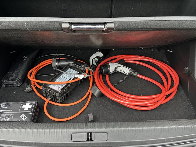 Peugeot e-2008 EV GT Première 3 fase 50 kWh VAN: 18.400,- VOOR: 16.770,- UW EINDEJAARSVOORDEEL: 1.630,- | RIJKLAARPRIJS INCL. 12MND BOVAG GARANTIE | STOELVERWARMING | DODE HOEK EN CAMERA