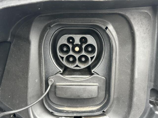 Peugeot e-2008 EV GT Première 3 fase 50 kWh VAN: 18.400,- VOOR: 16.770,- UW EINDEJAARSVOORDEEL: 1.630,- | RIJKLAARPRIJS INCL. 12MND BOVAG GARANTIE | STOELVERWARMING | DODE HOEK EN CAMERA