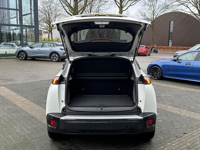 Peugeot e-2008 EV GT Première 3 fase 50 kWh VAN: 18.400,- VOOR: 16.770,- UW EINDEJAARSVOORDEEL: 1.630,- | RIJKLAARPRIJS INCL. 12MND BOVAG GARANTIE | STOELVERWARMING | DODE HOEK EN CAMERA