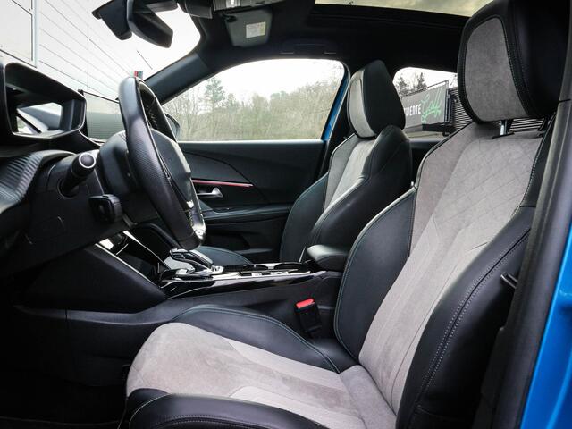Peugeot e-2008 EV GT Pack 50 kWh | Clima | Cruise | Navi | Panoramadak | 360 graden camera | Lichtmetaal | Stoelverwarming |