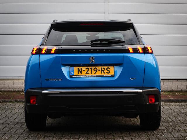 Peugeot e-2008 EV GT Pack 50 kWh | Clima | Cruise | Navi | Panoramadak | 360 graden camera | Lichtmetaal | Stoelverwarming |