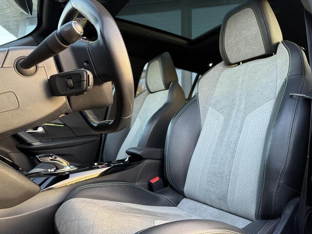 Peugeot e-2008 EV GT 50 kWh | Panorama | Trekhaak | Navi | Camera |