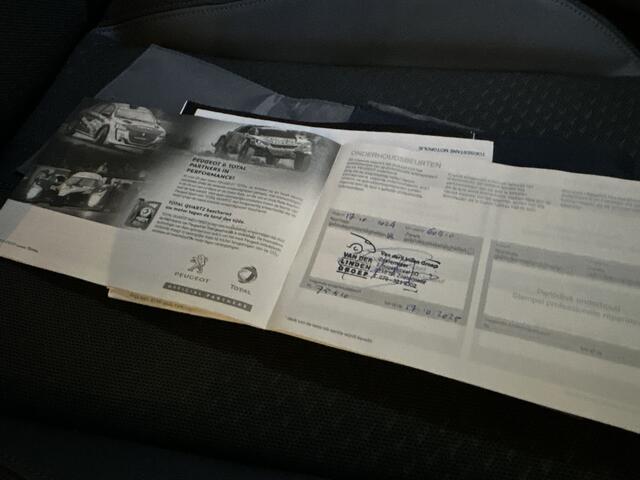 Peugeot e-2008 EV Allure 50 kWh Panoramadak | Cruise Control | 18 "Inch LM Velgen