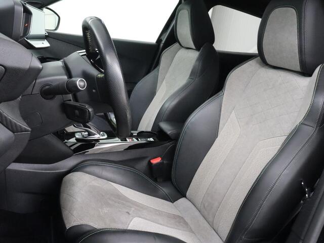 Peugeot e-2008 EV GT 50 kWh | Panoramadak | Stoelverwarming | Adaptive cruise | Leder/Alcantara | Carplay | 18'' | Camera | Navigatie | Dodehoek detectie