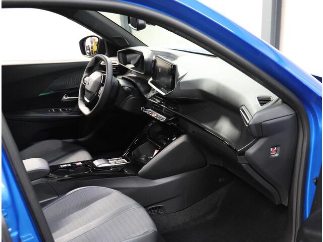 Peugeot e-2008 Allure Pack 50kWh 136PK | 1ste eigenaar | AppleCarplay/Android Auto | Armsteun | 17"LMV | Camera | AUTOMAAT | Keyless | Cruise Control | Climate Control | FULL LED | Isofix | Parkeersensoren |Privacy Glass |