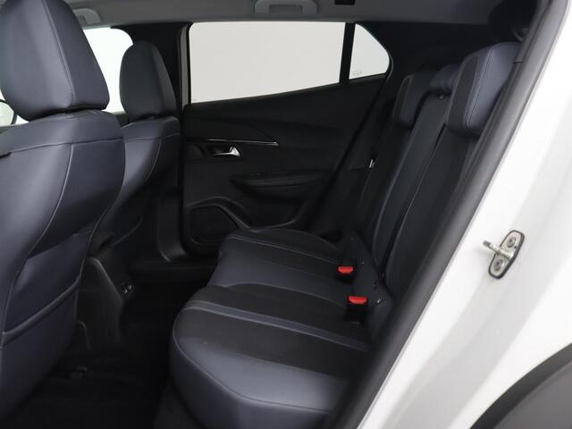 Peugeot e-2008 EV Allure 50 kWh | 3 Fase | Panoramadak | Adaptive cruise | Keyless | Camera | Carplay | Half leder | Navigatie