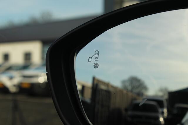 Peugeot e-2008 EV GT Pack 50 kWh | Incl. 12 maanden garantie | Voorstoelen verwarmd | Cruise control | Panorama dak | Airco | Navigatie | Dodehoekdetectie | DAB | Lichtmetalen velgen | Achteruitrijcamera | Parkeersensoren | Climate control | Zwarte hemelbekleding