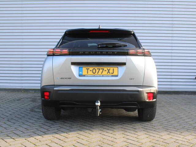 Peugeot e-2008 EV GT 54 kWh | Trekhaak | Stoelverwarming + massage | Camera | Cruise adapt. | Navi | 17" LM | Warmtepomp | LED | Zeer nette auto |