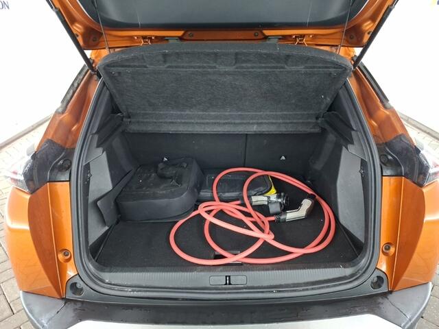 Peugeot e-2008 EV Allure Pack 50 kWh 3-Fase 1e-Eig. & Dealer-Onderh. BOVAG-Garantie. NL-Auto.