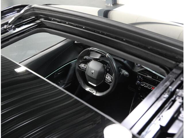 Peugeot e-2008 EV GT 50 kWh 136PK | 3 FASE | AppleCarplay/Android Auto | Schuifkanteldak | Stof/LEER | 18"LMV | Camera | AUTOMAAT | Keyless | Cruise Control | Climate Control | Camera | FULL LED | Sfeerverlichting | Isofix | Privacy Glass |