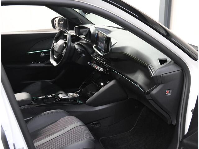 Peugeot e-2008 EV GT 50 kWh 136PK | 3 FASE | AppleCarplay/Android Auto | Schuifkanteldak | Stof/LEER | 18"LMV | Camera | AUTOMAAT | Keyless | Cruise Control | Climate Control | Camera | FULL LED | Sfeerverlichting | Isofix | Privacy Glass |