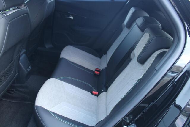 Peugeot e-2008 EV GT Pack 50 kWh ADAPTIEVE CRUISE CONTROL - VERWARMDE VOORSTOELEN - NAVIGATIE - DEALER ONDERHOUDEN