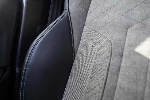 Peugeot e-2008 EV GT 50 kWh | Pano | Camera | LED