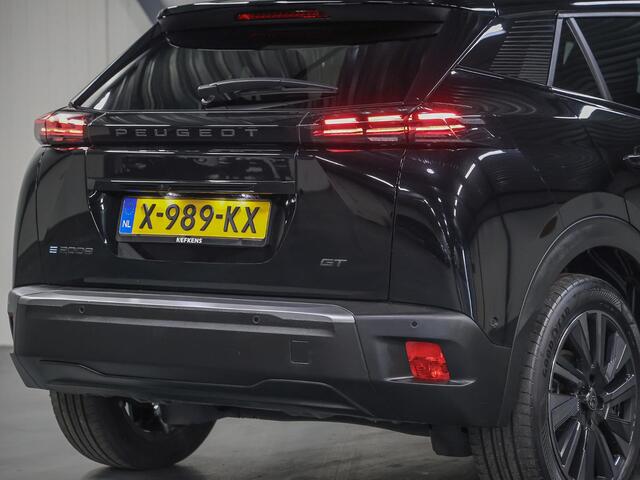 Peugeot e-2008 EV GT 54 kWh 156PK | 1ste eigenaar | 3 FASE | AppleCarplay/Android Auto | Schuifkanteldak | Alcantara/LEER | 18"LMV | AUTOMAAT | Keyless | Adaptive Cruise Control | Climate Control | 360'Camera | FULL LED | Sfeerverlichting | Isofix | Privacy Glass |