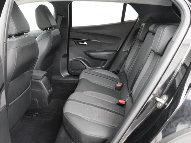 Peugeot e-2008 EV Allure 50 kWh | SOH 91% | 3 Fase | Half leder | Carplay | Camera | Full LED | Navigatie | Climate control | Parkeerhulp | Cruise control | Bluetooth