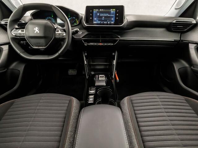 Peugeot e-2008 EV Sport 50 kWh Automaat (APPLE CARPLAY, PARELMOER, PARKEERSENSOREN, CRUISE, SPORTSTOELEN, KEYLESS, NIEUWE APK, NIEUWSTAAT)